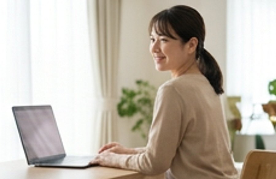 明るい部屋でノートパソコンに向き直る様子