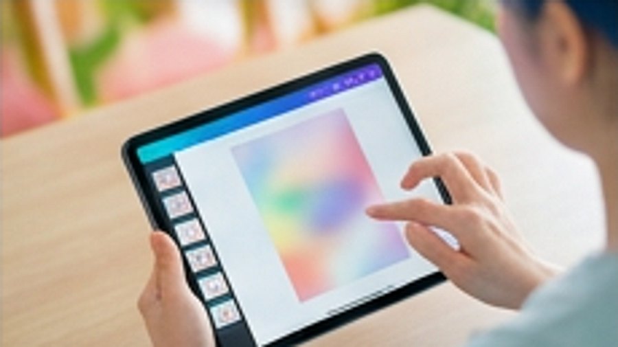 タブレットでデザインアプリを操作する手元