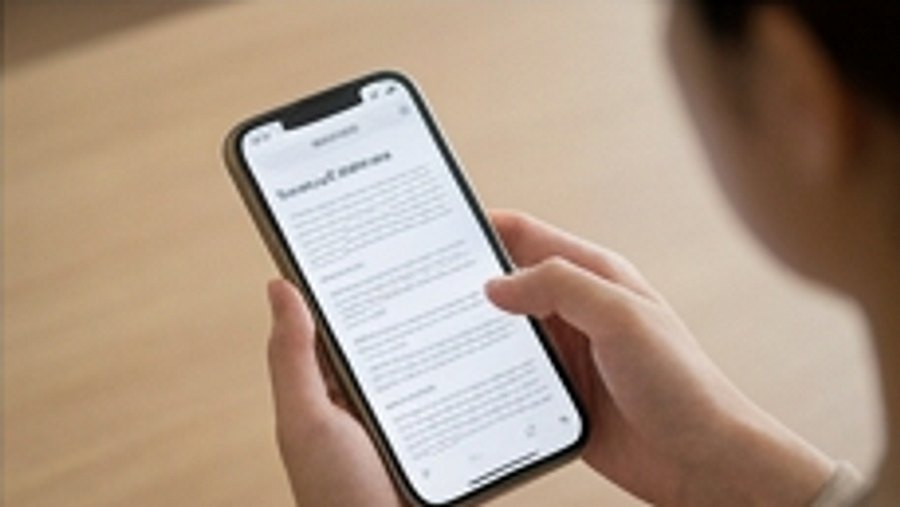 スマートフォンで利用規約のようなページをスクロールする手元