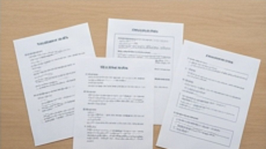 翻訳原稿・SNS投稿文・資料構成案などの書類を広げたデスク